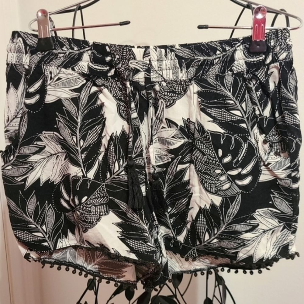 Cute black white‎ short